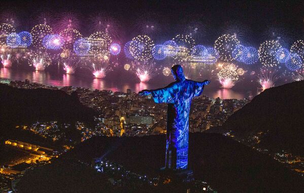 Статуя Христа-Искупителя во время празднования Нового года в Рио-де-Жанейро - Sputnik Армения