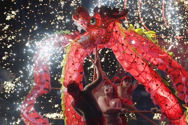 Выступление танцоров в парке Пекина в четвертый день Лунного Нового года, Китай - Sputnik Армения