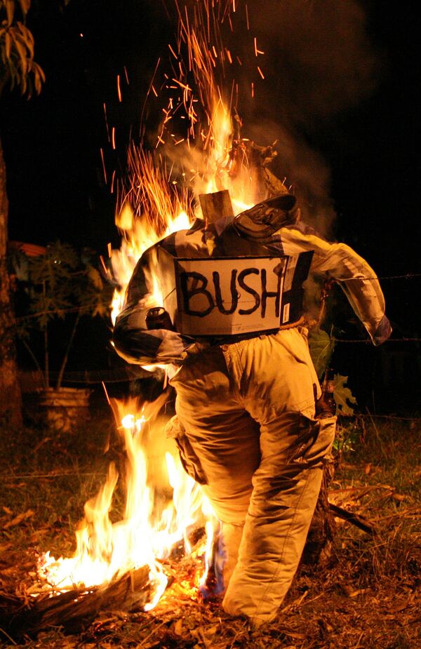 Горящее чучело с изображением Джорджа Буша во время празднования Нового года в Капире, Панама - Sputnik Армения