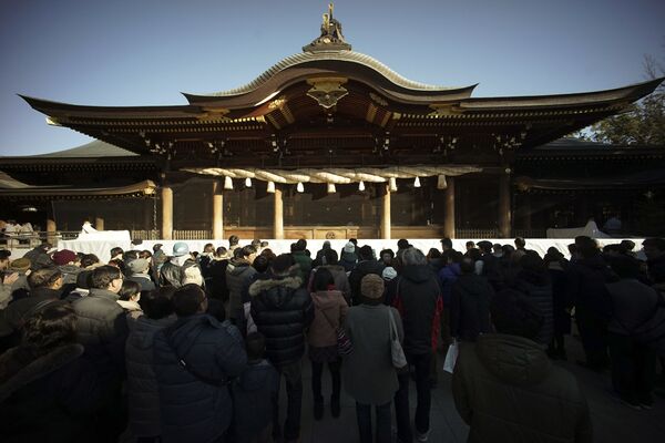 Люди во время молитвы в первый день Нового года в храме Самукава, Япония - Sputnik Армения