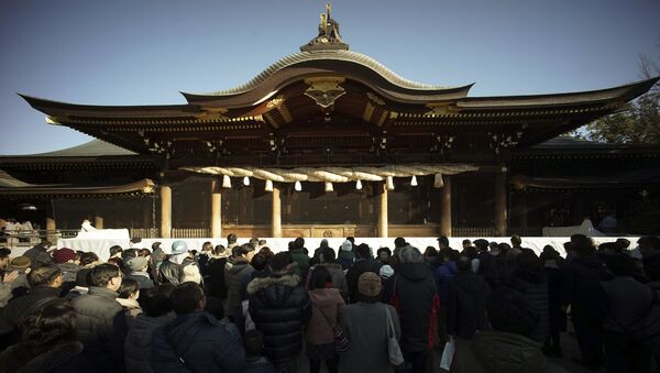 Люди во время молитвы в первый день Нового года в храме Самукава, Япония - Sputnik Արմենիա