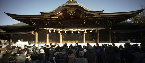 Люди во время молитвы в первый день Нового года в храме Самукава, Япония Люди во время молитвы в первый день Нового года в храме Самукава, Япония - Sputnik Արմենիա