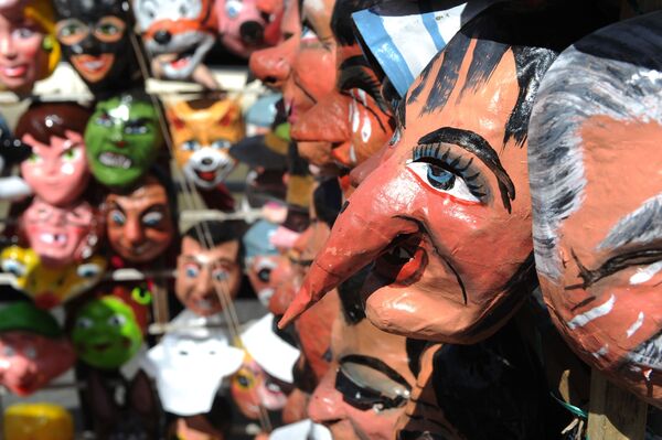 Традиционные новогодние маски перед празднованием Нового года в Кито, Эквадор - Sputnik Армения