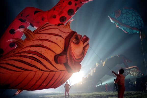 Гигантские шары в форме рыб, драконов, птиц и крокодилов во время празднования Нового года, Филиппины  - Sputnik Армения