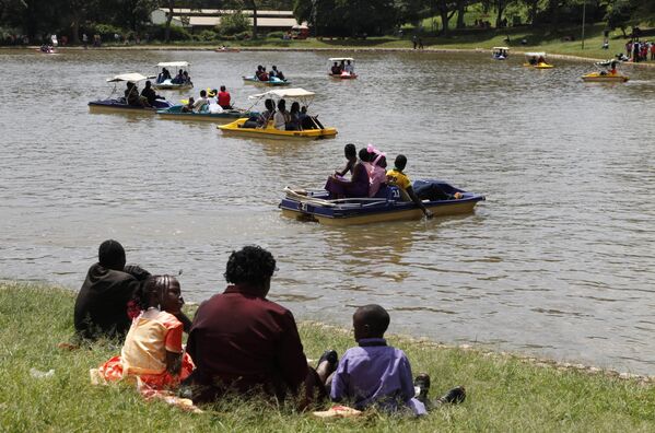 Лодки на озере во время празднования Нового года в парке Ууру, Найроби, Кения - Sputnik Армения