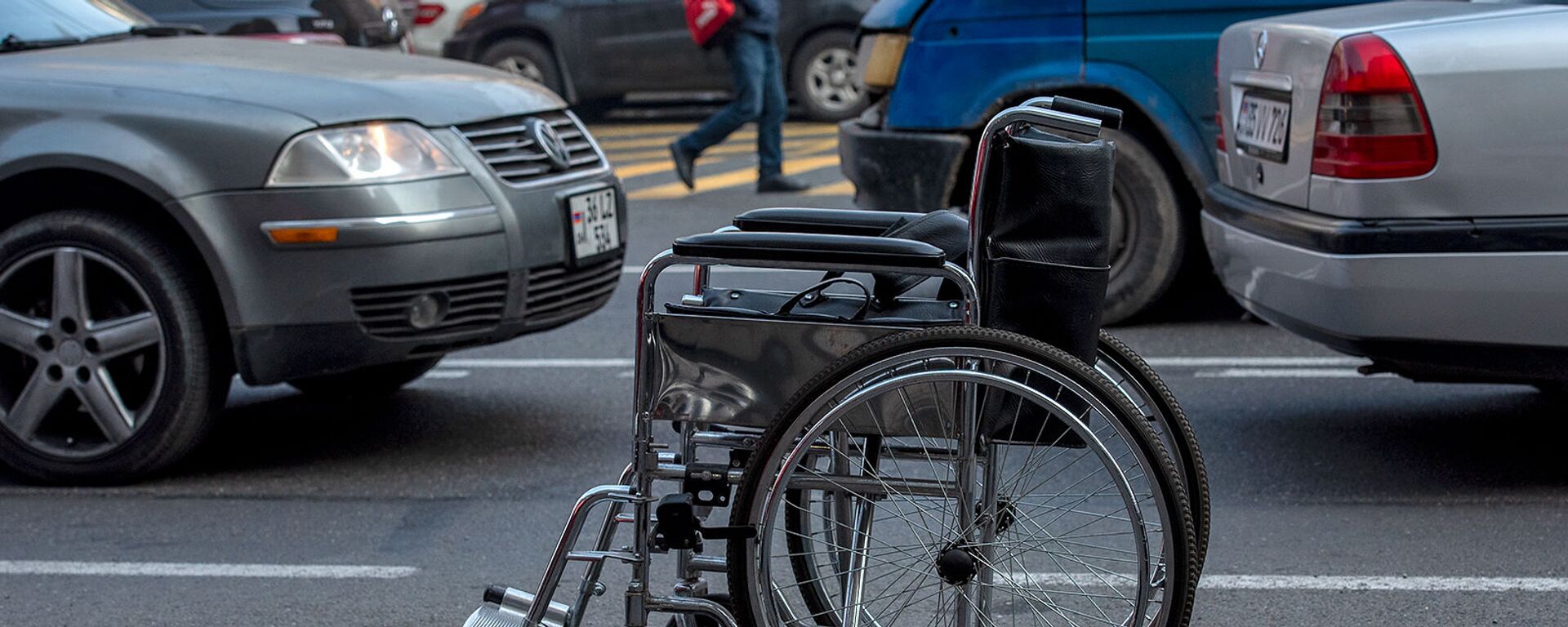 Инвалидная коляска на улице Вардананц - Sputnik Արմենիա, 1920, 03.02.2021