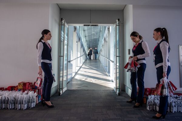 Звартноц обслужил рекордное число пассажиров: гостей ждал сюрприз —фото - Sputnik Армения