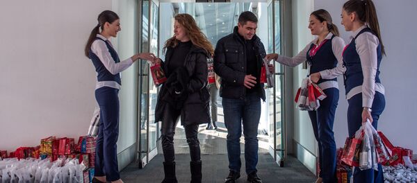 Сотрудницы аэропорта Звартноц в дарят подарки пассажирам юбилейного рейса Ереван - Москва (30 декабря 2019). Ереван - Sputnik Արմենիա