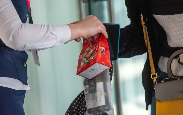 Сотрудницы аэропорта Звартноц в дарят подарки пассажирам юбилейного рейса Ереван - Москва (30 декабря 2019). Ереван - Sputnik Армения
