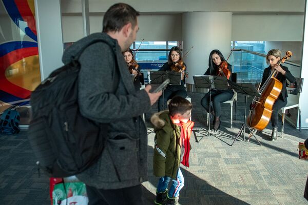 Звартноц обслужил рекордное число пассажиров: гостей ждал сюрприз —фото - Sputnik Армения