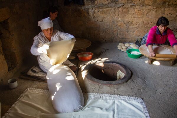 Первые семь — трогать не смей: в семье Месропянов встречают предновогодний День Лаваша - Sputnik Армения