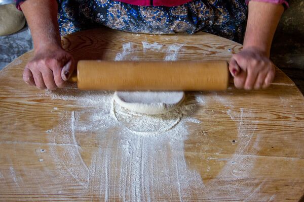 Առաջին յոթ հատին ձեռք չտաս․ իսկական ծես, կամ ինչպես է թխվում նախատոնական լավաշը Առաջին յոթ հատին ձեռք չտաս․ իսկական ծես, կամ ինչպես է թխվում նախատոնական լավաշը - Sputnik Արմենիա