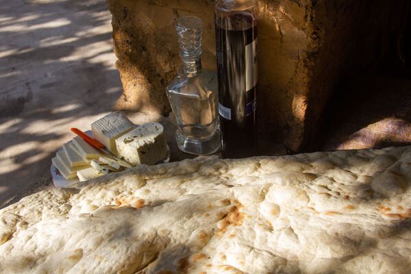 Առաջին յոթ հատին ձեռք չտաս․ իսկական ծես, կամ ինչպես է թխվում նախատոնական լավաշը Առաջին յոթ հատին ձեռք չտաս․ իսկական ծես, կամ ինչպես է թխվում նախատոնական լավաշը - Sputnik Արմենիա