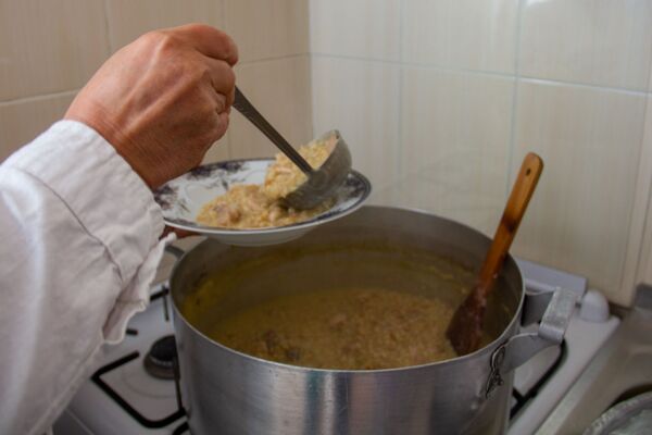 Первые семь — трогать не смей: в семье Месропянов встречают предновогодний День Лаваша - Sputnik Армения