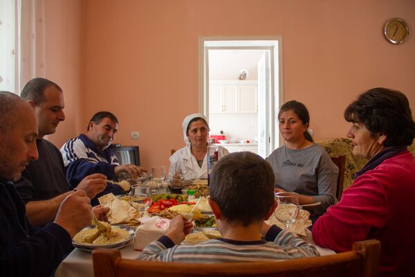 Первые семь — трогать не смей: в семье Месропянов встречают предновогодний День Лаваша - Sputnik Армения