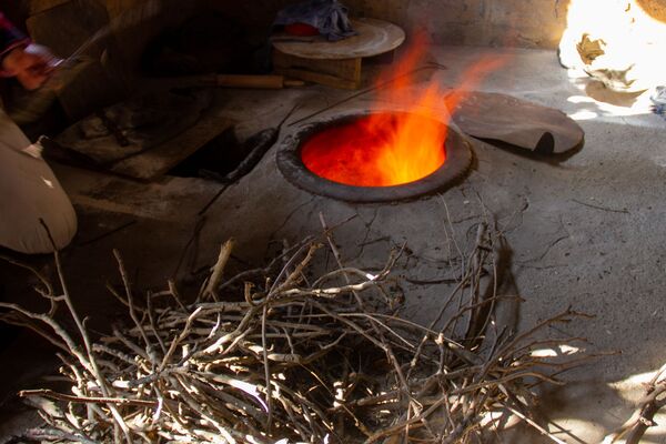 Первые семь — трогать не смей: в семье Месропянов встречают предновогодний День Лаваша - Sputnik Армения