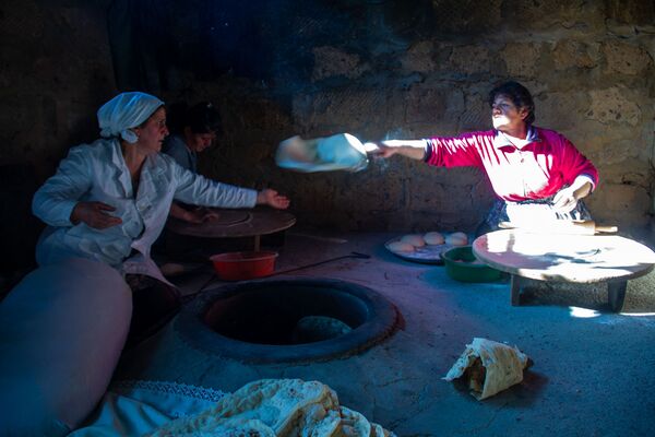 Առաջին յոթ հատին ձեռք չտաս․ իսկական ծես, կամ ինչպես է թխվում նախատոնական լավաշը Առաջին յոթ հատին ձեռք չտաս․ իսկական ծես, կամ ինչպես է թխվում նախատոնական լավաշը - Sputnik Արմենիա