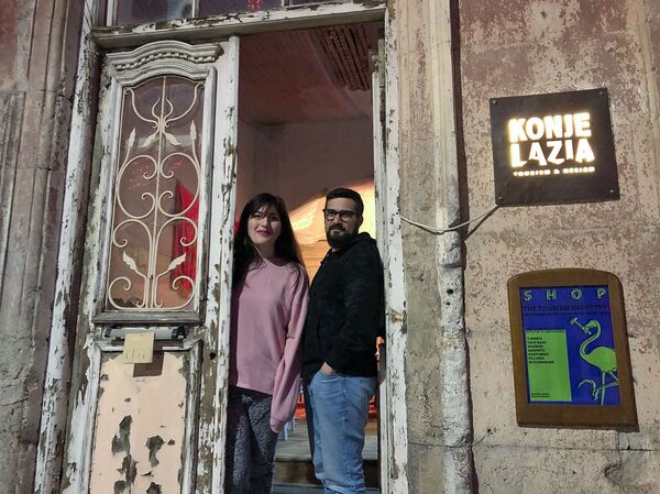 «Բլինչիկ» ու «Մայրաքաղաքային» աղցան. ինչպես են հայն ու իտալացին Գյումրիում նշել Ամանորը «Բլինչիկ» ու «Մայրաքաղաքային» աղցան. ինչպես են հայն ու իտալացին Գյումրիում նշել Ամանորը - Sputnik Արմենիա