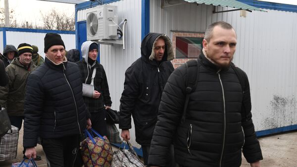 Пленные, возвращенные украинской стороной на КПП на окраине города Горловка в Донецкой области. - Sputnik Армения