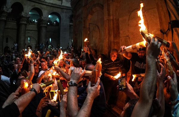 Верующие празднуют схождение Благодатного огня в храме Гроба Господня - Sputnik Армения