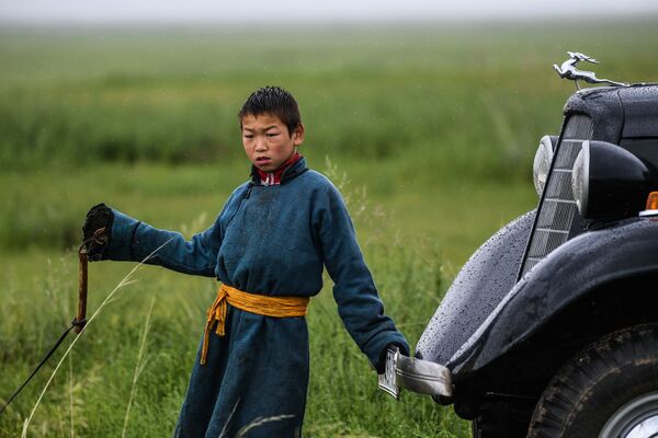 Монгольский мальчик рядом с автомобилем ГАЗ-М1 в поле - Sputnik Армения