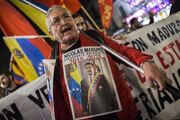Участник акции в поддержку легитимного президента Венесуэлы Николаса Мадуро в Мадриде - Sputnik Армения