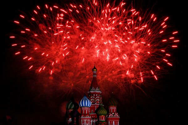 Салют на торжественной церемонии открытия XII Международного военно-музыкального фестиваля Спасская башня на Красной площади в Москве - Sputnik Армения