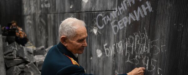 Ветеран Великой Отечественной войны Ростислав Дмитриевич Битянов наносит надпись на стену Рейхстага в историко-художественной панораме Битва за Берлин Ветеран Великой Отечественной войны Ростислав Дмитриевич Битянов наносит надпись на стену Рейхстага в историко-художественной панораме Битва за Берлин - Sputnik Армения