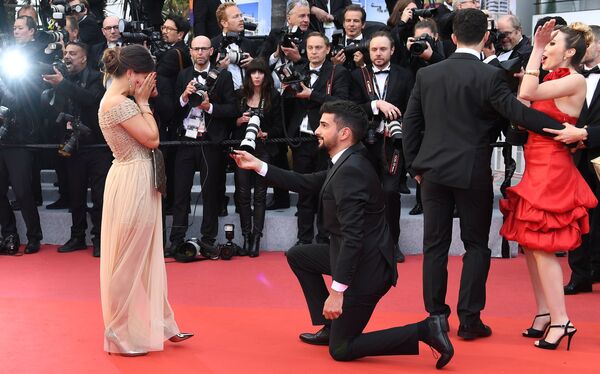 Мужчина делает предложение девушке на красной дорожке премьеры фильма Тайная жизнь в рамках 72-го Каннского международного кинофестиваля - Sputnik Армения