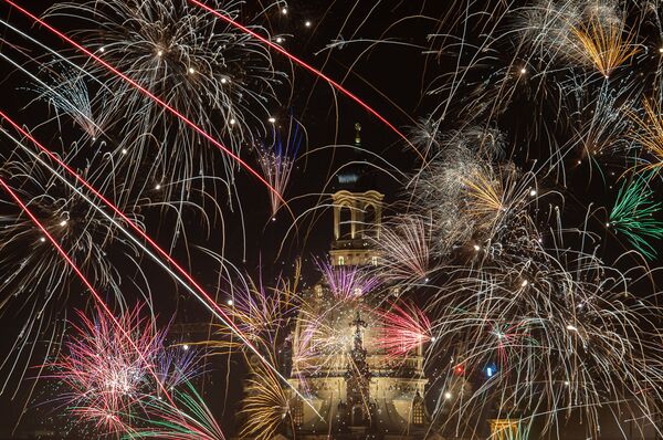 Новогодний фейерверк над церковью Богоматери в Дрездене, Германия - Sputnik Армения