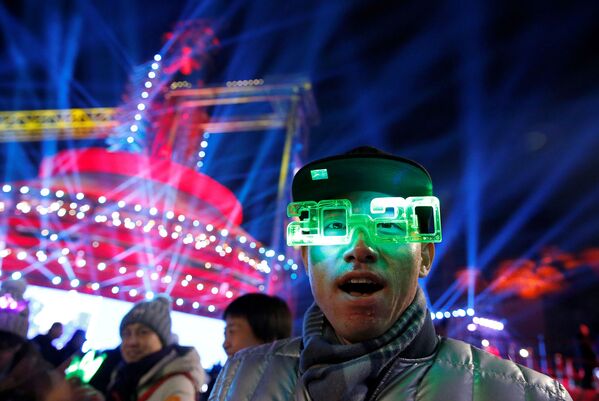 Мужчина во время празднования Нового года в Пекине, Китай - Sputnik Армения