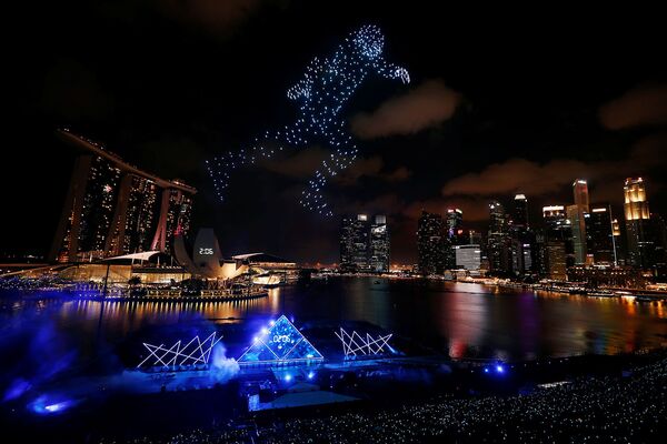 Сформированная дронами фигура бегущего человека парит над заливом Марина во время празднования Нового года в Сингапуре - Sputnik Армения