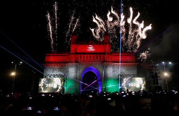 Фейерверк над памятником Врата Индии во время празднования Нового года в Мумбаи, Индия - Sputnik Армения