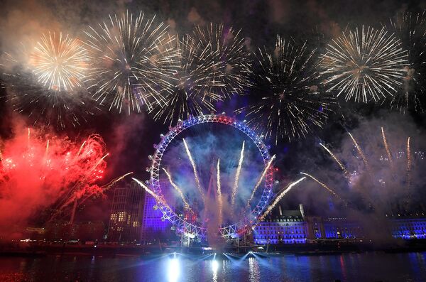 Фейерверки около колеса обозрения London Eye во время празднования Нового года в центре Лондона, Великобритания - Sputnik Армения