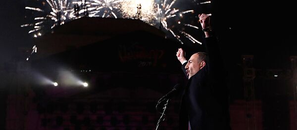 Новогодняя речь премьер-министра Армении Никола Пашиняна на площади Республики в Ереване Новогодняя речь премьер-министра Армении Никола Пашиняна на площади Республики в Ереване - Sputnik Армения