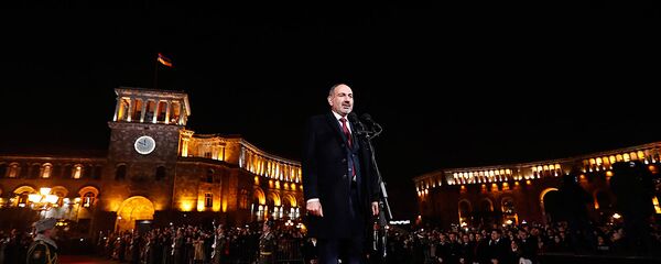 Новогоднее поздравление премьер-министра Армении Никола Пашиняна на площади Республики (31 декабря 2019). Еревaн - Sputnik Армения