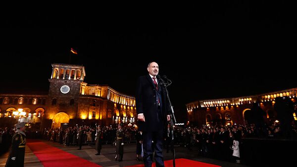 Новогоднее поздравление премьер-министра Армении Никола Пашиняна на площади Республики (31 декабря 2019). Еревaн - Sputnik Արմենիա