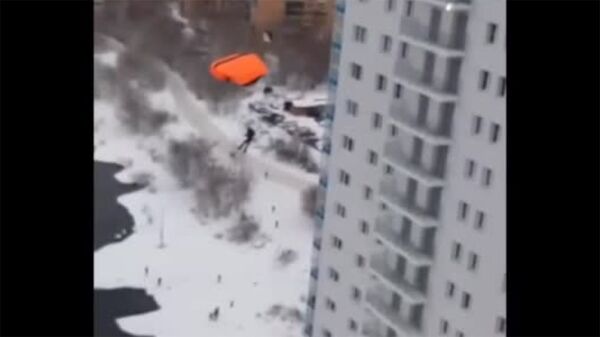Экстремалы из Красноярска прыгнули с парашютом с 24 этажа - Sputnik Արմենիա