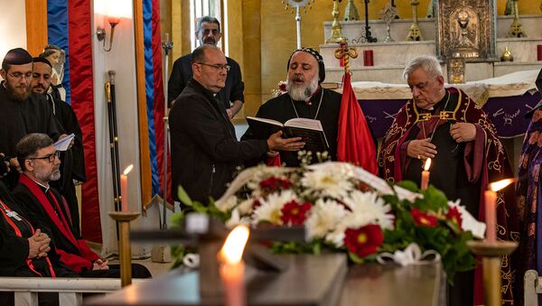 Похороны отца Джозефа (Овсепа) Бедояна и его отца в церкви Святого Иосифа в сирийском городе Камишли (12 ноября 2019). Сирия - Sputnik Армения