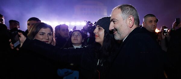 Премьер-министр Армении Никол Пашинян поздравляет граждан с Новым годом на площади Республики (1 января 2020). Еревaн Премьер-министр Армении Никол Пашинян поздравляет граждан с Новым годом на площади Республики (1 января 2020). Еревaн - Sputnik Արմենիա