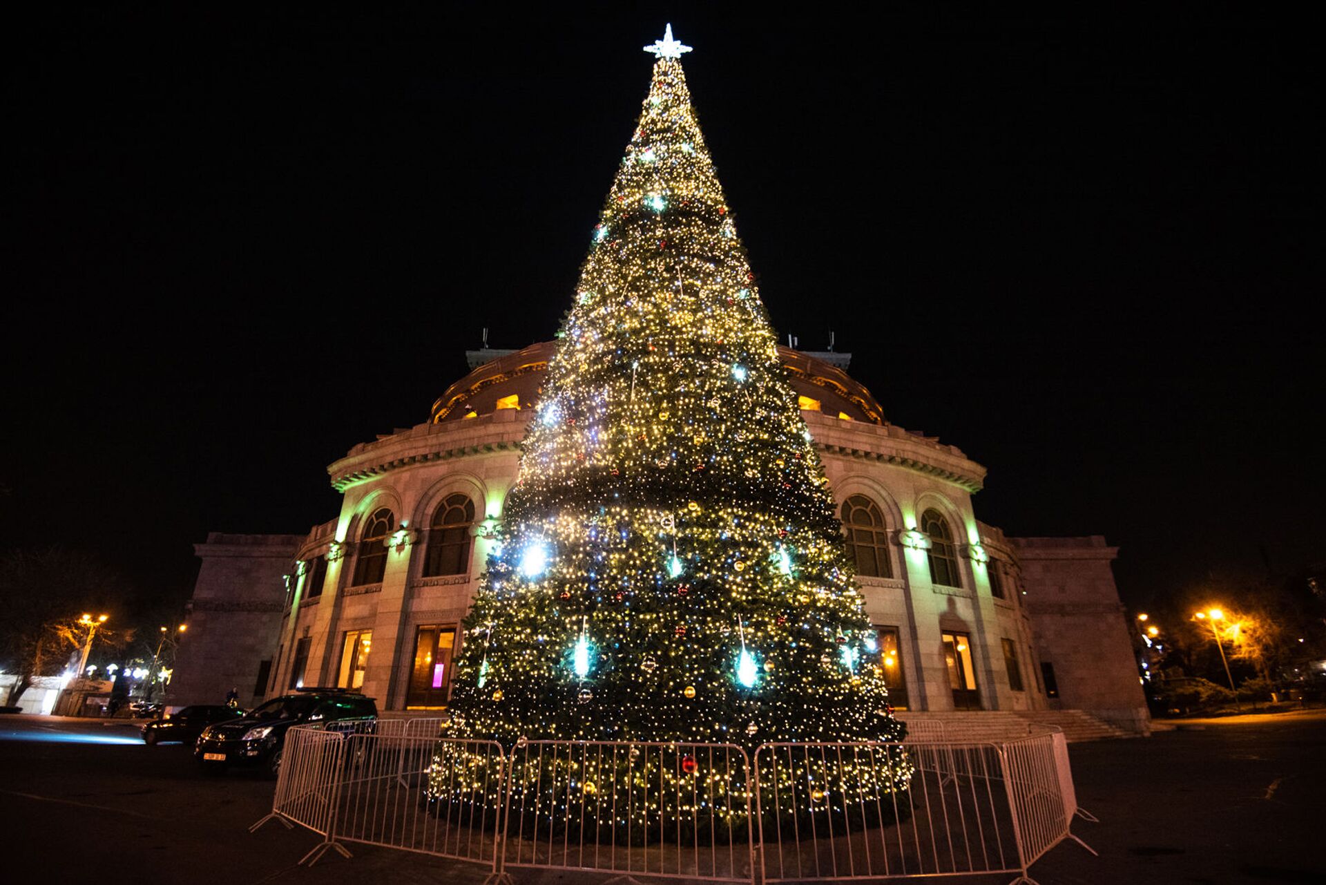 Рождественская елка на площади Свободы в Ереване - Sputnik Արմենիա, 1920, 19.12.2023