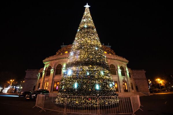 Рождественская елка на площади Свободы в Ереване - Sputnik Армения