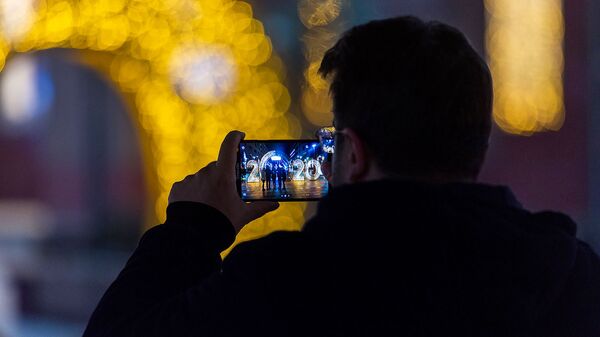Турист фотографруют знакомых  у новогодней иллюминации на Северном проспекте - Sputnik Արմենիա