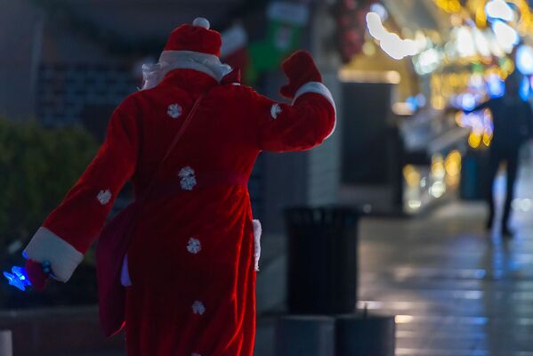 Дед Мороз поздравляет прохожих на центральных улицах Еревана - Sputnik Армения