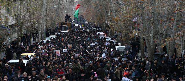 Иранцы оплакивают генерала Кассема Солеймани, убитого в результате авиаудара в аэропорту Багдада (4 января 2020). Тегеран - Sputnik Армения