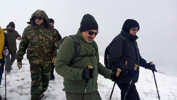 Премьер-министр Никол Пашинян с группой альпинистов поднялся на гору Артаниш (5 января 2020). Гегаркуник - Sputnik Армения
