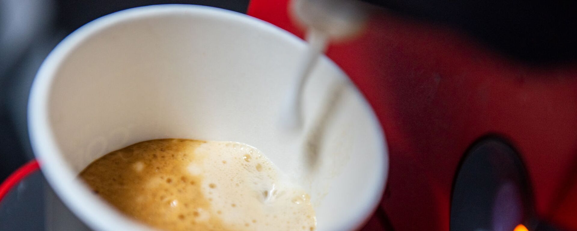 Приготовление кофе-латте - Sputnik Армения, 1920, 10.11.2025