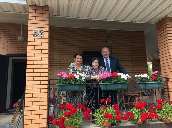 Не успел при жизни: президент Армении поедет на похороны Гоар Вартанян - Sputnik Армения