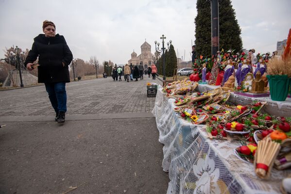 Продажа рождественской атрибутики около церкви Святого Григора Лусаворича (6 января 2020). Еревaн - Sputnik Армения