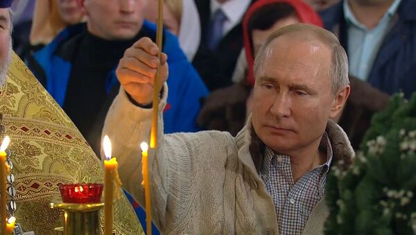 Путин и Медведев посетили рождественские богослужения - Sputnik Армения